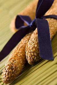 两根用紫色丝带绑着的芝麻面包棒