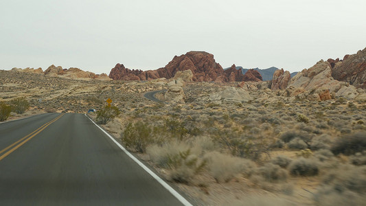 公路旅行，在美国内华达州拉斯维加斯火谷驾驶汽车。