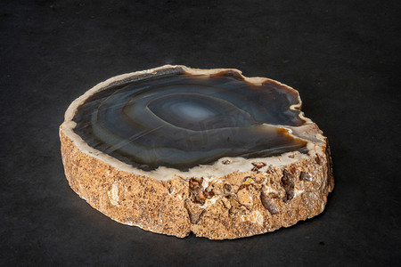福空心字摄影照片_一片 Geode 蓝色彩色宝石，从外面看起来像普通的岩石，里面不是空心的