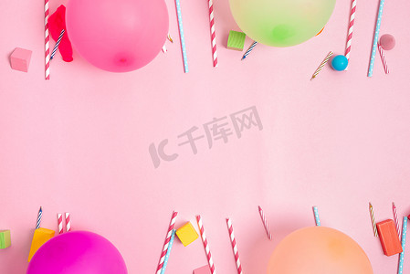 多彩的生日派对设计 明亮的庆祝活动策划理念 新的华丽装饰 气球 五彩纸屑 蜡烛 庆祝节日设计 派对需要