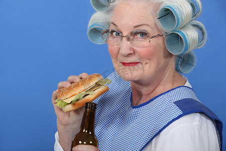 奶奶吃汉堡
