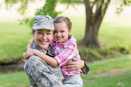 公园里快乐女兵和女儿的画像