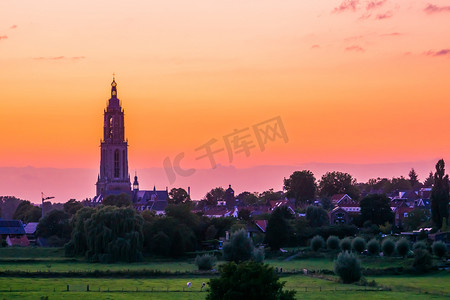 荷兰乡村小镇日落时美丽的雷嫩市景和教堂塔楼