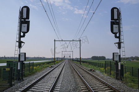 荷兰铁摄影照片_《通往远方的铁路，荷兰》