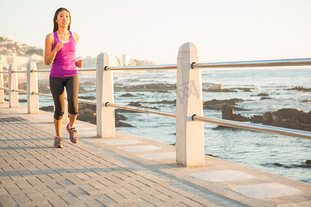 在海滨长廊慢跑的健康女性