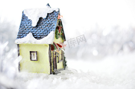 人造雪中的装饰房屋