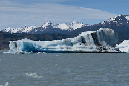 漂浮在阿根廷湖上的冰山