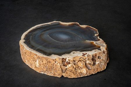 一片 Geode 蓝色彩色宝石，从外面看起来像普通的岩石，里面不是空心的