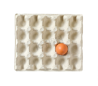 纸盒摄影照片_纸盒中的一个棕色鸡蛋，与白色隔离