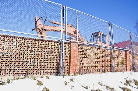 工业场所围栏和旧挖掘机