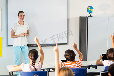 老师看着举手的学生