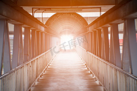 城市高铁背景摄影照片_人行天桥上的橙灯