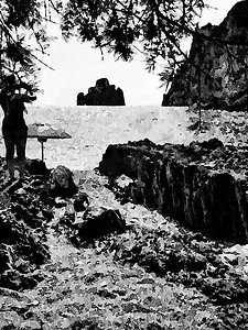 大海小岛摄影照片_一位年轻女子在海滩上拍摄大海和小岛的剪影。