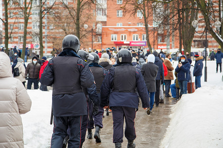 俄罗斯图拉 — 2021 年 1 月 23 日：支持阿列克谢·纳瓦尔尼的公开群众集会，一群警察将逮捕抗议者。