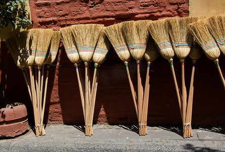 扫帚由扫帚高粱或家庭、清洁服务、家庭主妇、概念制成。