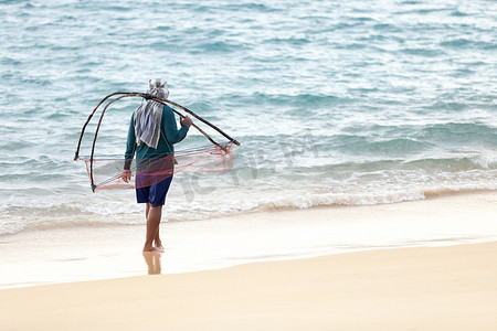 “泰国沙滩上带网的人”