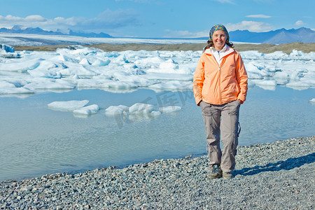 女人欣赏冰川湖