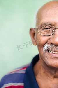 戴眼镜的老头摄影照片_戴着眼镜和小胡子微笑的黑人老头