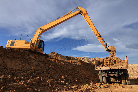 挖掘机摄影照片_bl 采石场用沙子重型挖掘机装载自卸车