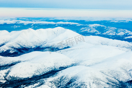 多雪的冬天山加拿大育空地区的鸟瞰图