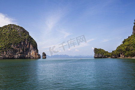 洒红节摄影照片_美丽的热带泰国岛屿全景与洒红节海滩