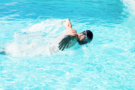 游泳运动员摄影照片_适合做蝶泳的游泳运动员