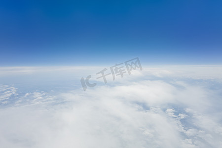 飞越云摄影照片_飞越云层