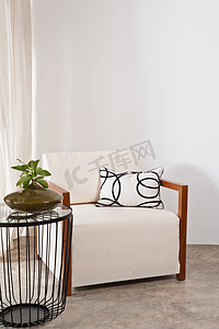 客厅里摄影照片_客厅里明亮的白色扶手椅