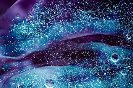 紫色宇宙摄影照片_抽象紫色液体背景、油漆飞溅、漩涡图案和水滴、美容凝胶和化妆品质地、当代魔法艺术和科学作为豪华平板设计