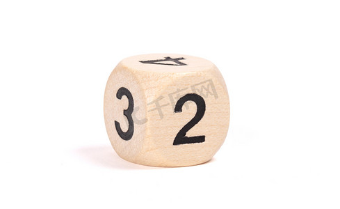 小木骰子，上面写着数字