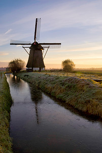 荷兰村庄 Almkerk 附近的 Oude Doornse 风车