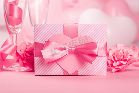 情人节背景粉色摄影照片_情人节礼物和心形卡片