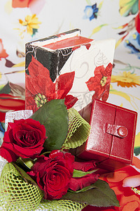 礼遇情人节摄影照片_鲜花和盒子首饰