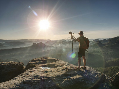 拍在日落山峰的人摄影师