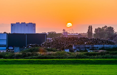 Rhenen 的锯木厂在日落、乡村风光、荷兰