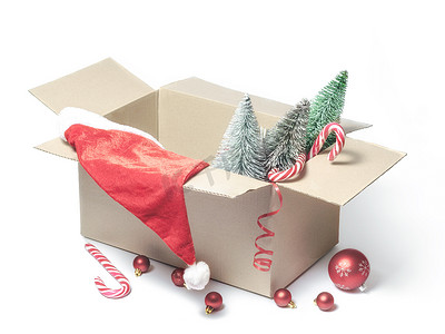 圣诞装饰品和盒子里的小冷杉