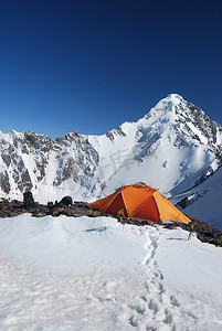 高山冰川上的橙色和红色帐篷
