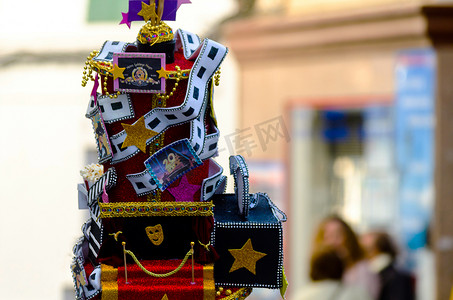西班牙内尔哈-2018 年 2 月 10 日穿着盛装的人们在马拉加省庆祝狂欢节