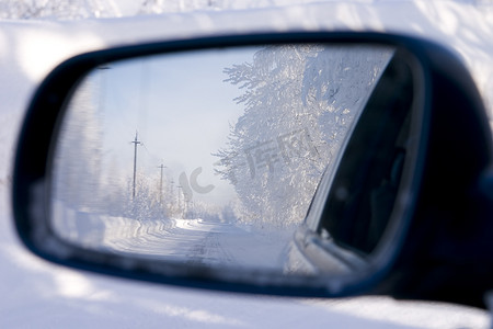 蓝色冬日雪花摄影照片_“冬日的奇木与孤寂的道路，倒映在一辆倒车的后视镜中”