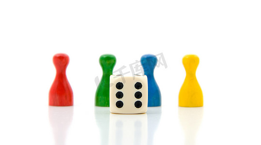 四个带白色骰子的彩色棋子