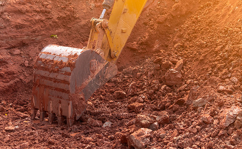挖掘机cad摄影照片_在施工现场挖掘土壤的反铲工作。