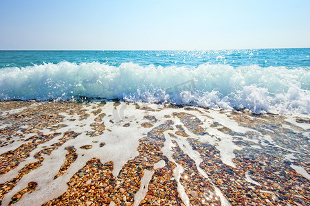 沙滩上飞溅的海泡沫