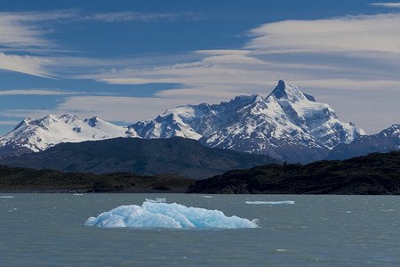 漂浮在阿根廷湖上的冰山