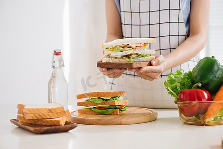 亚洲女性为健康饮食的孩子（孩子）准备食物（水果和蔬菜）。