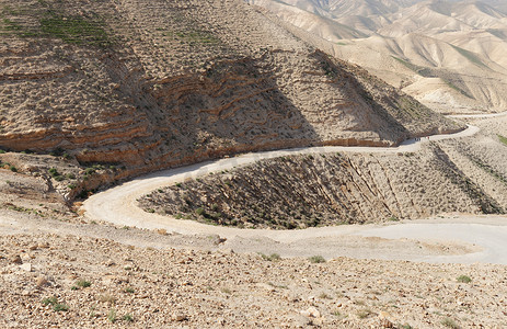 石子摄影照片_蜿蜒的道路在岩石沙漠
