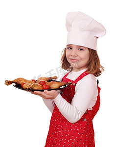 女孩吃鸡摄影照片_小女孩厨师拿着带鸡腿的菜