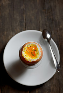 剪鸡蛋摄影照片_蛋杯煮鸡蛋
