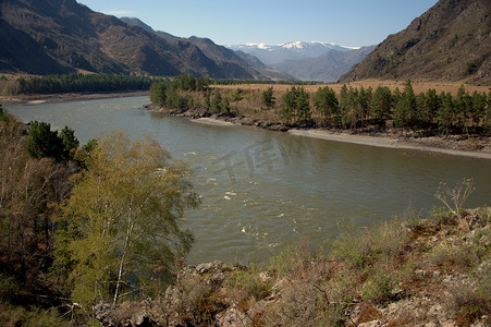 卡通大山背景摄影照片_湍急的卡吞河 (Katun River) 带着碧绿的水流穿过阿尔泰山脉。