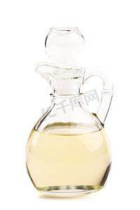 调味瓶摄影照片_白色背景中封闭的橄榄油瓶