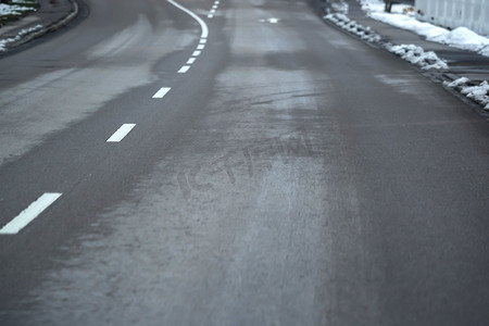 驾驶路线摄影照片_冬季空旷的交通路线，特殊视角